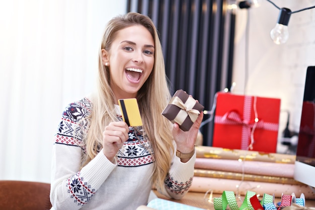 erwachsene Frau zu Hause Weihnachtsgeschenke verpacken wrapping