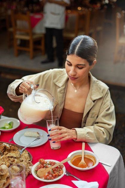 Foto erwachsene genießen mexikanisches essen