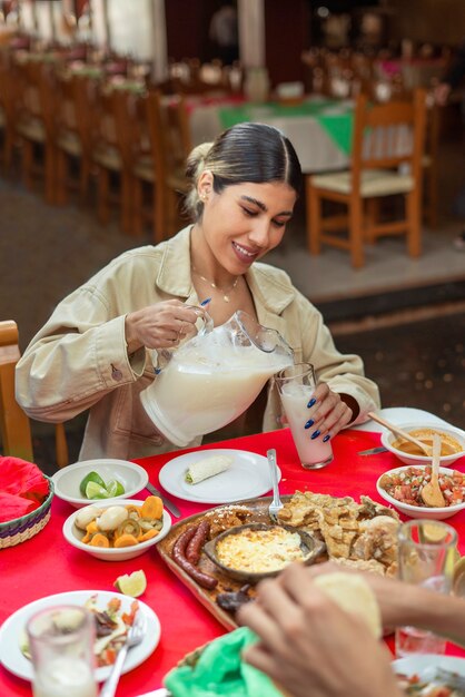 Foto erwachsene genießen mexikanisches essen