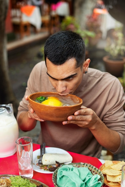 Erwachsene genießen mexikanisches Essen