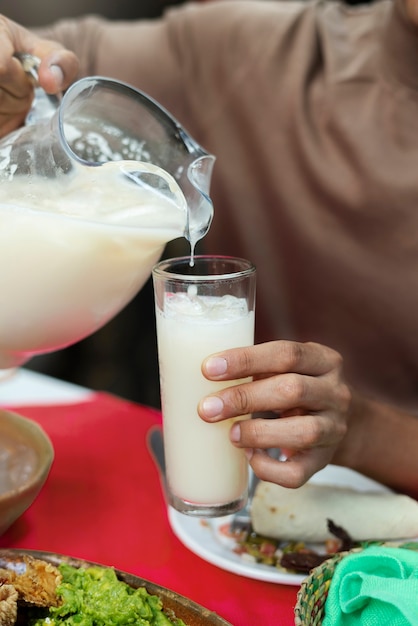 Foto erwachsene genießen mexikanisches essen