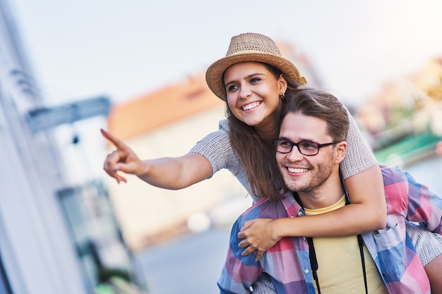 Erwachsene glückliche Touristen, die Danzig Polen im Sommer besichtigen?