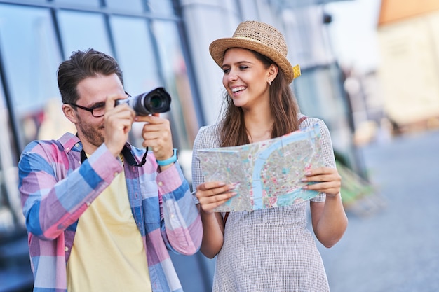 Foto erwachsene glückliche touristen, die danzig polen im sommer besichtigen?