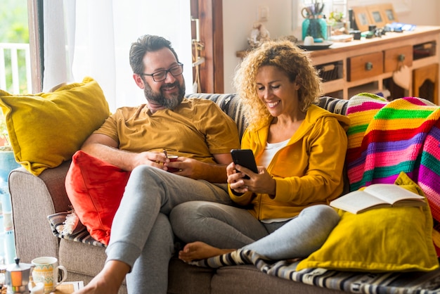 Erwachsene kaukasische Paare zu Hause genießen Telefonkonferenz mit Freunden