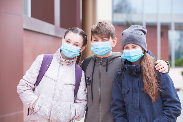 Erwachsene und Kinder der Stadtbewohner beobachten die Quarantäne und tragen Masken.