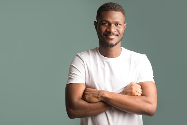 erwachsener afrikanischer Mann in einem weißen T-Shirt mit einem fröhlichen Gesicht