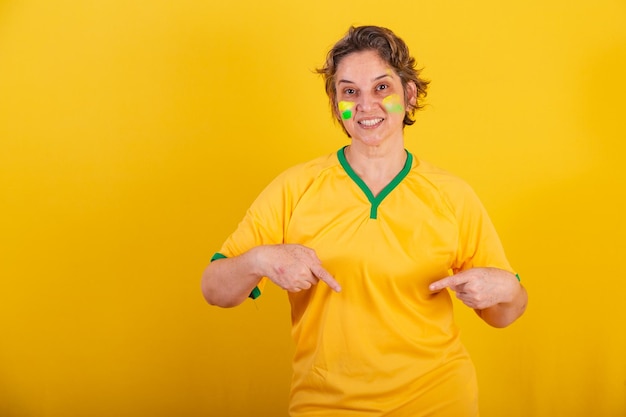 Erwachsener erwachsener Frauen-Fußballfan aus Brasilien, der nur hier auf die Mitte zeigt