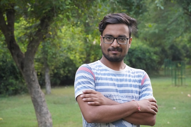 Erwachsener Junge im Park genießt und spielt Waring Glasses