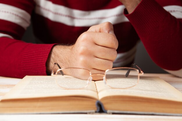 Foto erwachsener kerl, der ein buch liest