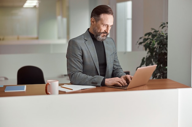 Erwachsener Mann arbeitet in einem modernen Büro