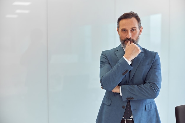 Erwachsener Mann arbeitet in einem modernen Büro