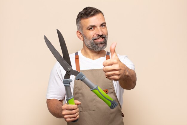 Foto erwachsener mann, der stolz, sorglos, selbstbewusst und glücklich fühlt und positiv mit daumen hoch lächelt