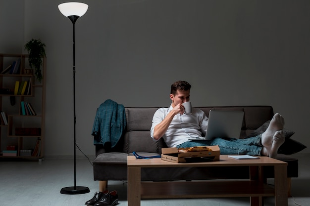 Foto erwachsener mann der vorderansicht, der eine pause von der arbeit macht