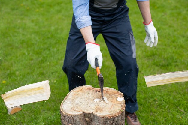 Erwachsener Mann hackt Holz mit Axt