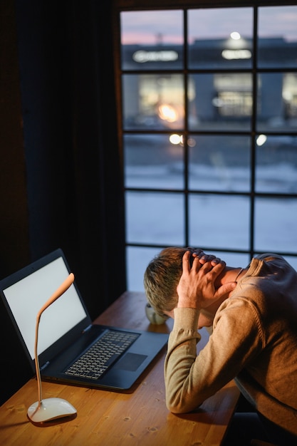 Foto erwachsener mann machte sich sorgen um die arbeit