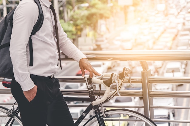 Erwachsener Mann mit dem Fahrrad in der Stadt