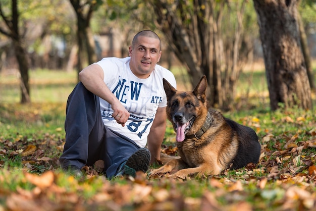 Erwachsener Mann mit seinem Hund