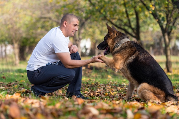 Erwachsener Mann mit seinem Hund