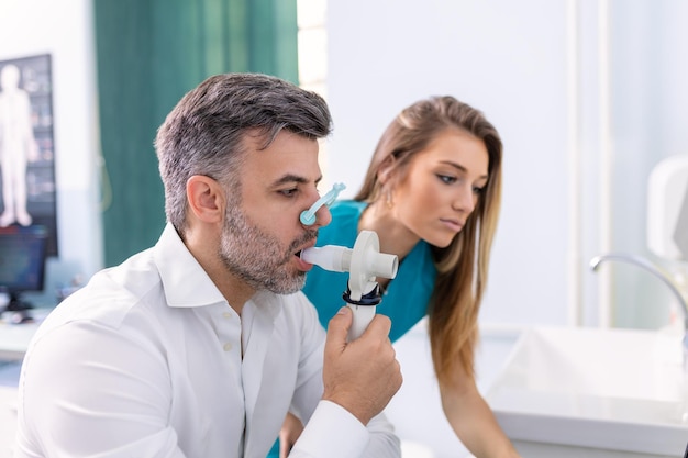 Erwachsener Mann testet Atemfunktion durch Spirometrie mit Gesundheitsproblem Diagnose der Atemfunktion bei Lungenerkrankungen