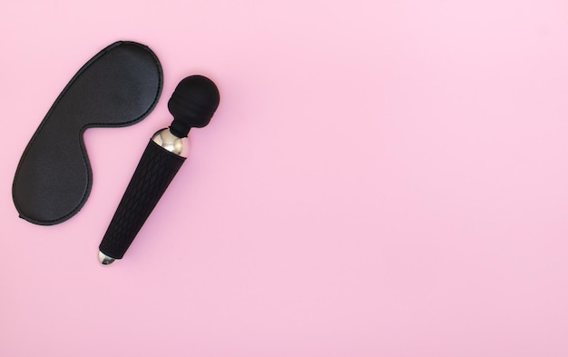 Erwachsener Sexspielzeug-Designer-Dildo-Vibrator isoliert auf rosa Hintergrund Sex-Gadgets und -Geräte für die SelbstbefriedigungEin Platz für Ihren Text