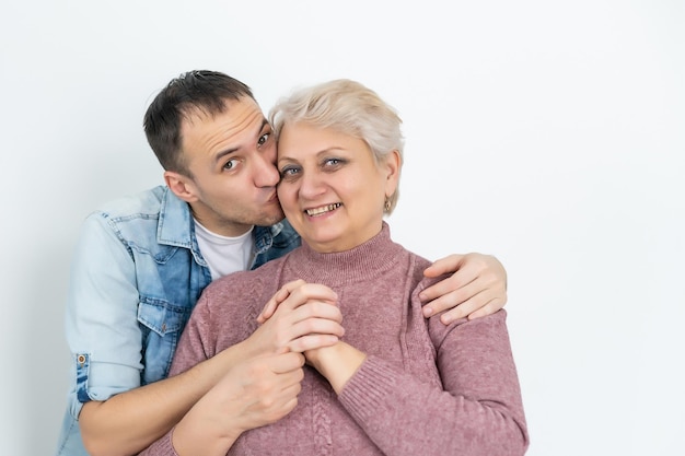 Erwachsener Sohn und seine alternde Mutter.