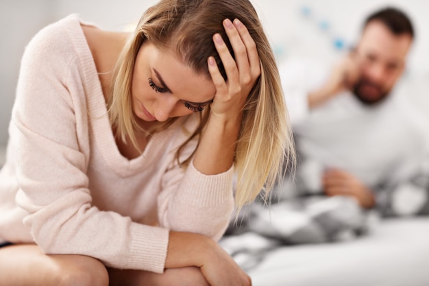 erwachsenes attraktives paar im bett
