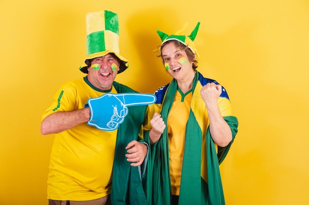 Erwachsenes Paar Fußballfan aus Brasilien mit Flagge und Hut Jubeln und Feiern