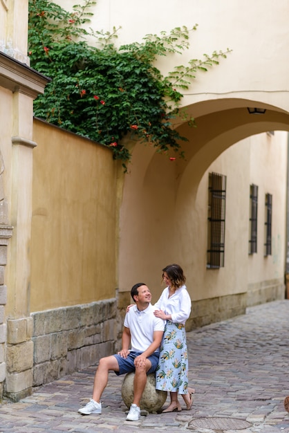 Erwachsenes Paar in den Straßen der Stadt