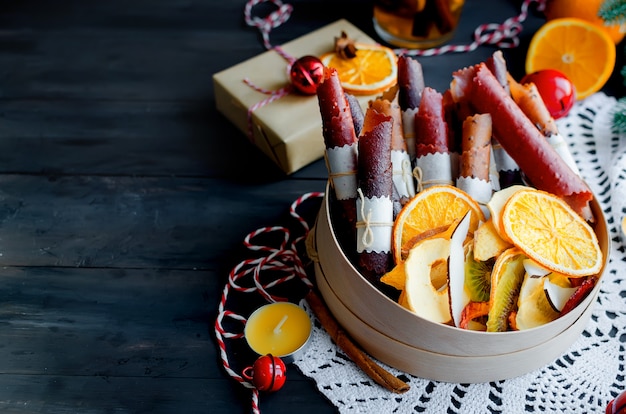 Erwärmender Wintertee, trockene Früchte am Weihnachtstag