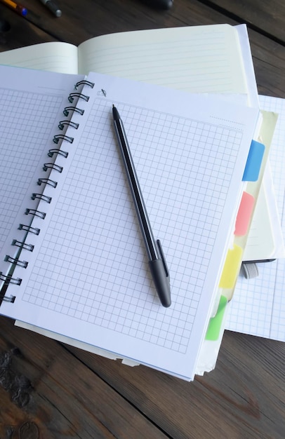 Erziehung in der Schule Stift und Notizbücher auf einem Holztisch offene Notizböcker mit Stiften