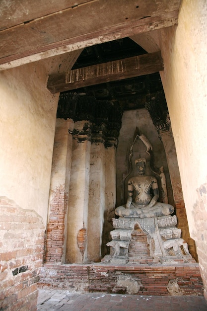 Esta es una antigua estatua de Buda.