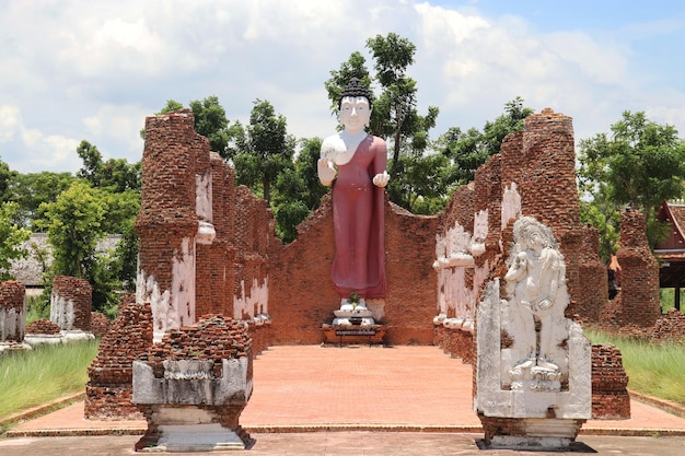 Esta es una antigua estatua de Buda.