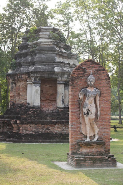 Esta es una antigua estatua de Buda.