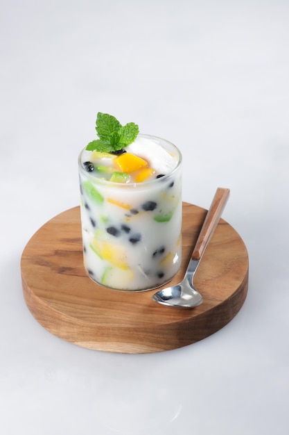 Es Buah o Sop Buah es una mezcla de frutas y gelatina con agua de coco, servida con hielo raspado y leche.