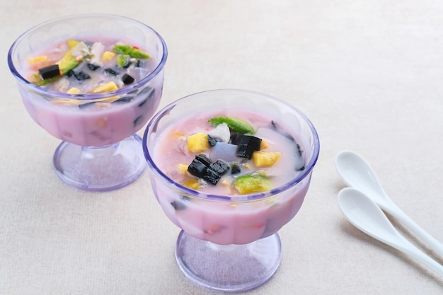 Es Campur Sop Buah o cóctel mixto de frutas Frutas populares de Indonesia heladas con leche de jarabe de gelatina