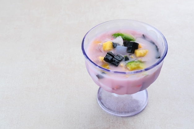 Es Campur Sop Buah o cóctel mixto de frutas Frutas populares de Indonesia heladas con leche de jarabe de gelatina