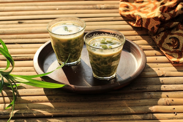 Es Cendol Ijo oder Dawet ist ein traditionelles indonesisches Eisdessert aus Reismehl, Palmzucker, Kokosmilch und Pandanblatt für Aromatik. Serviert im hohen Glas. Beliebt während des Ramadan-Frühstücks.