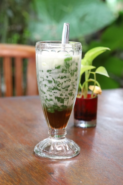 Es cendol nangka ou jackfruits é uma sobremesa gelada tradicional da Indonésia feita de farinha de arroz