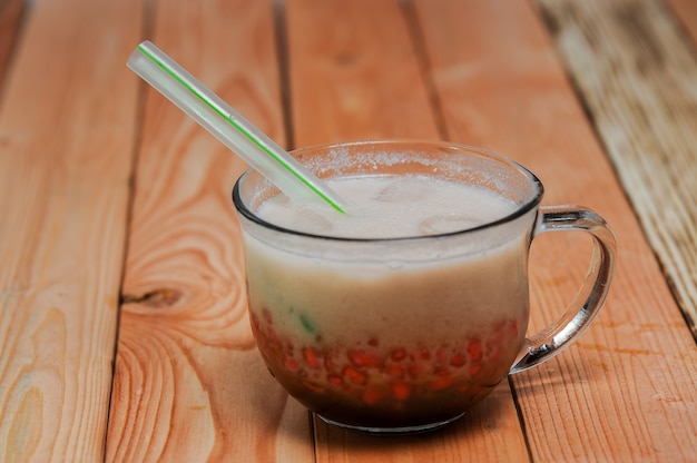 El es cendol o dawet es un postre helado tradicional de Indonesia hecho con harina de arroz, palma, azúcar, coco