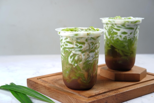 es cendol o lod chong es un postre helado dulce hecho de fideos cortos pandan con leche de coco,