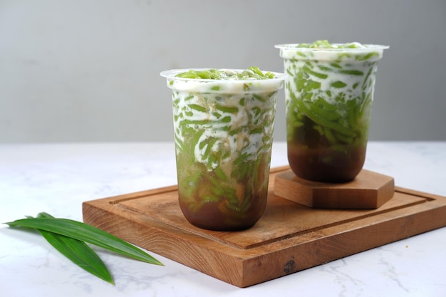 es cendol oder lod chong ist ein süßes Eisdessert aus Pandan-Fadennudeln mit Kokosmilch,