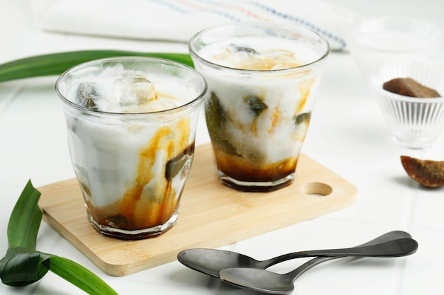 Es Cincau Hijau o Jalea de hierba verde Cincau Ijo Postre indonesio hecho de hoja de Cincau con leche de coco y azúcar de palma Popular para desayunar durante el Ramadán