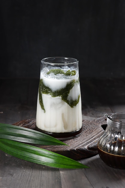 Es cincau hijau ou green grass jelly cincau ijo ou es daluman sobremesa indonésia