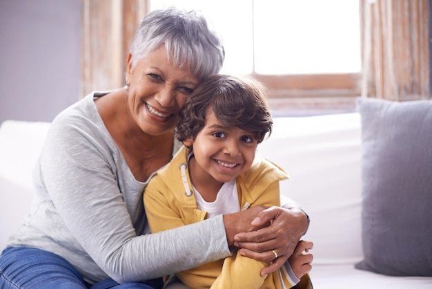 Es como tener una segunda oportunidad de criar a su hijo Retrato de una abuela y un nieto en casa