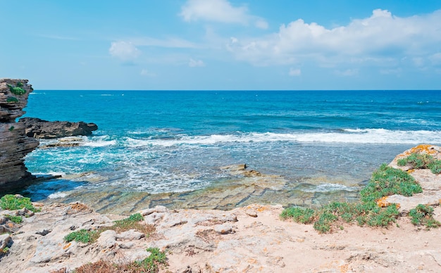 Es la costa rocosa de Arutas en un día nublado