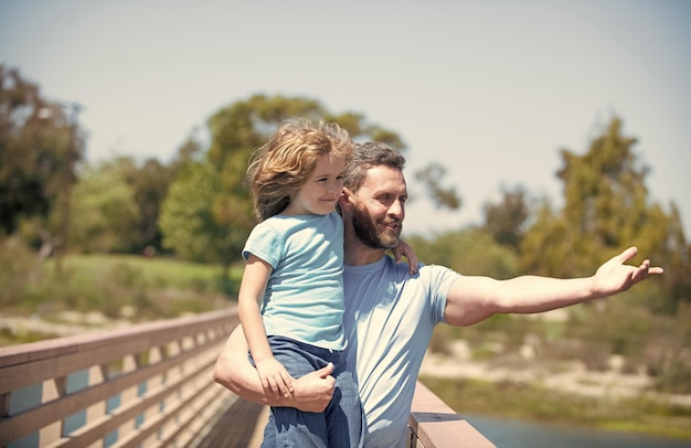 Es una crianza realmente maravillosa Padre feliz señalando con el dedo a su hijo en brazos Crianza monoparental Relación entre padres e hijos Padre de fin de semana Tiempo en familia