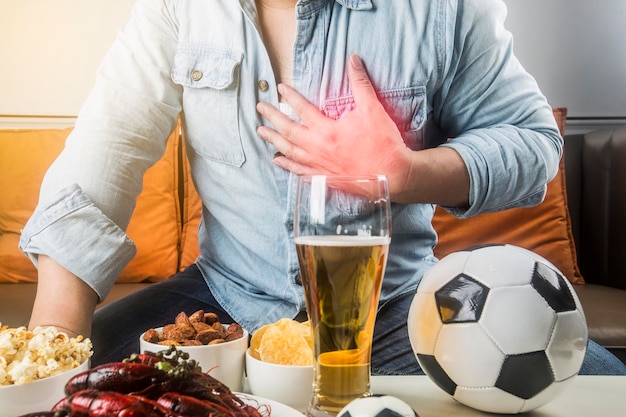 Es demasiado emocionante para los fanáticos ver el fútbol en vivo en casa. Sus corazones están incómodos.