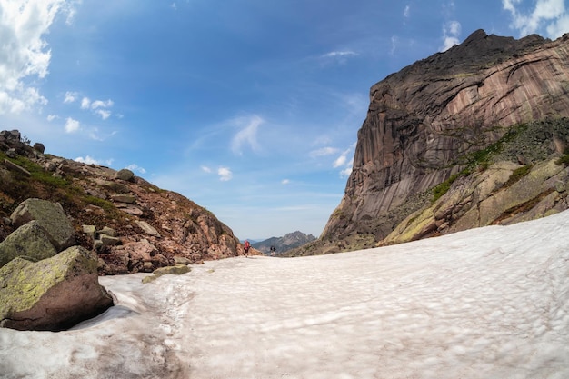 Es difícil subir a la cima de la montaña.