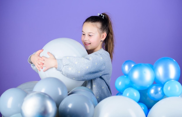 ¿Es eso todo para mí? Niña pequeña disfrutando de una fiesta infantil Niña divirtiéndose con globos aerostáticos Celebración del día del niño feliz Celebración del día internacional del niño Promoción de los derechos del niño