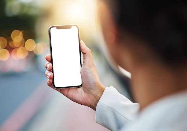 Es fácil hacer que la tecnología funcione a tu favor Captura de pantalla de una mujer de negocios irreconocible usando un teléfono celular con una pantalla en blanco en la ciudad